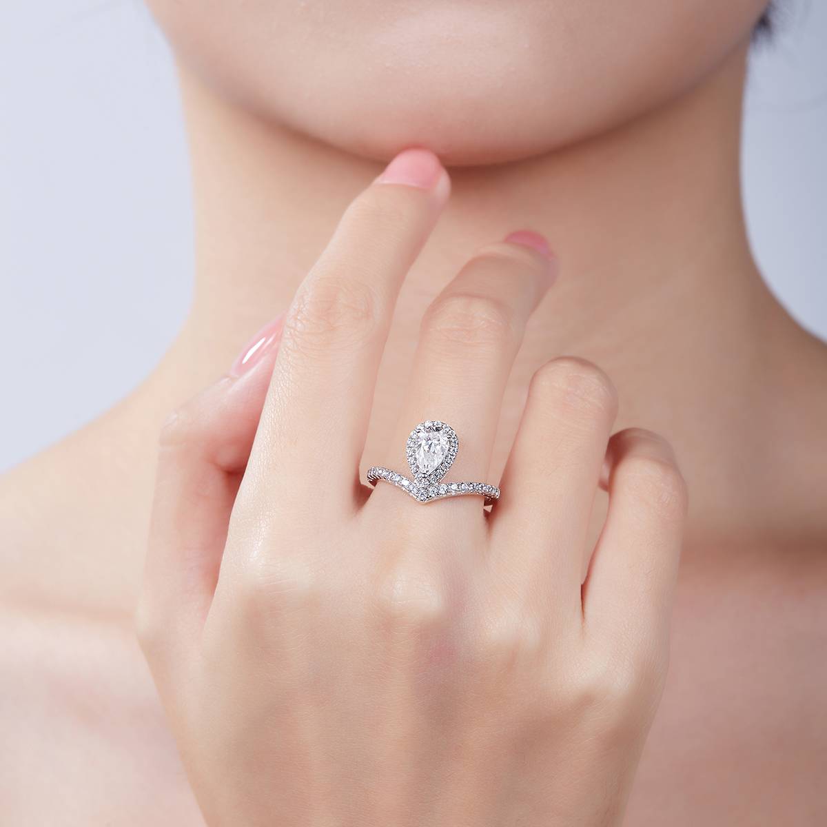V-shaped minimalist water droplet S925 silver plated platinum colored moissanite diamond women's ring 1 carat D-grade